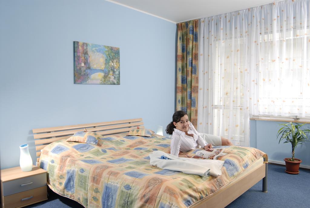Hotel Radejov Knezdub エクステリア 写真