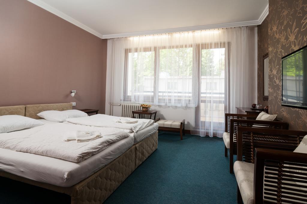 Hotel Radejov Knezdub エクステリア 写真