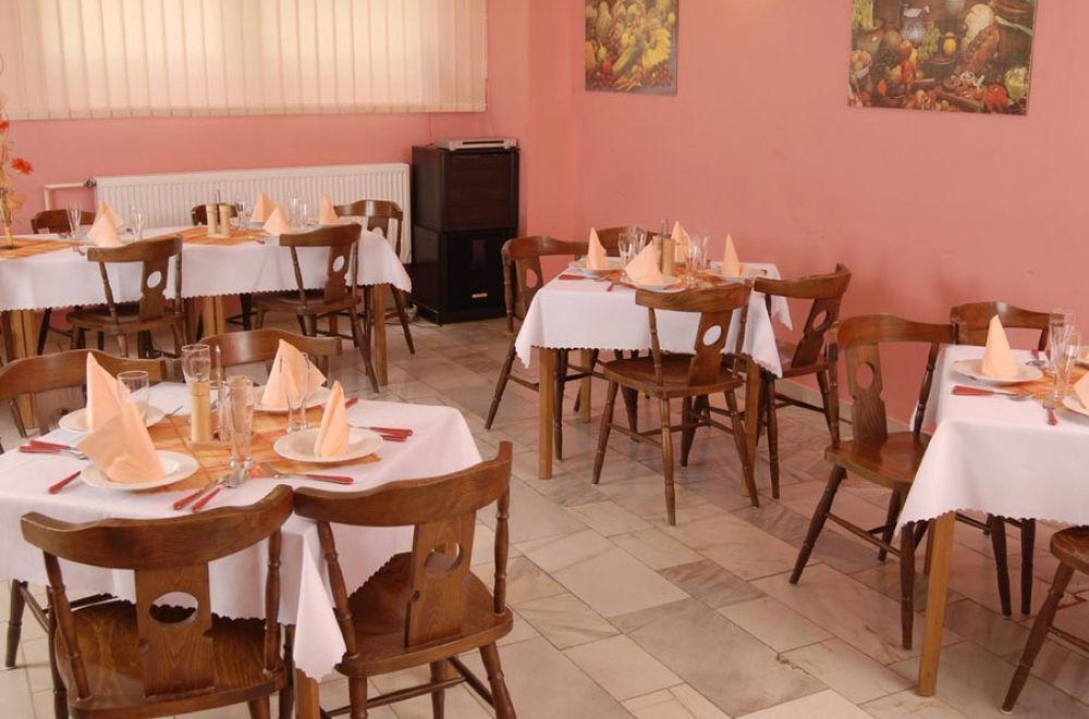 Hotel Radejov Knezdub エクステリア 写真