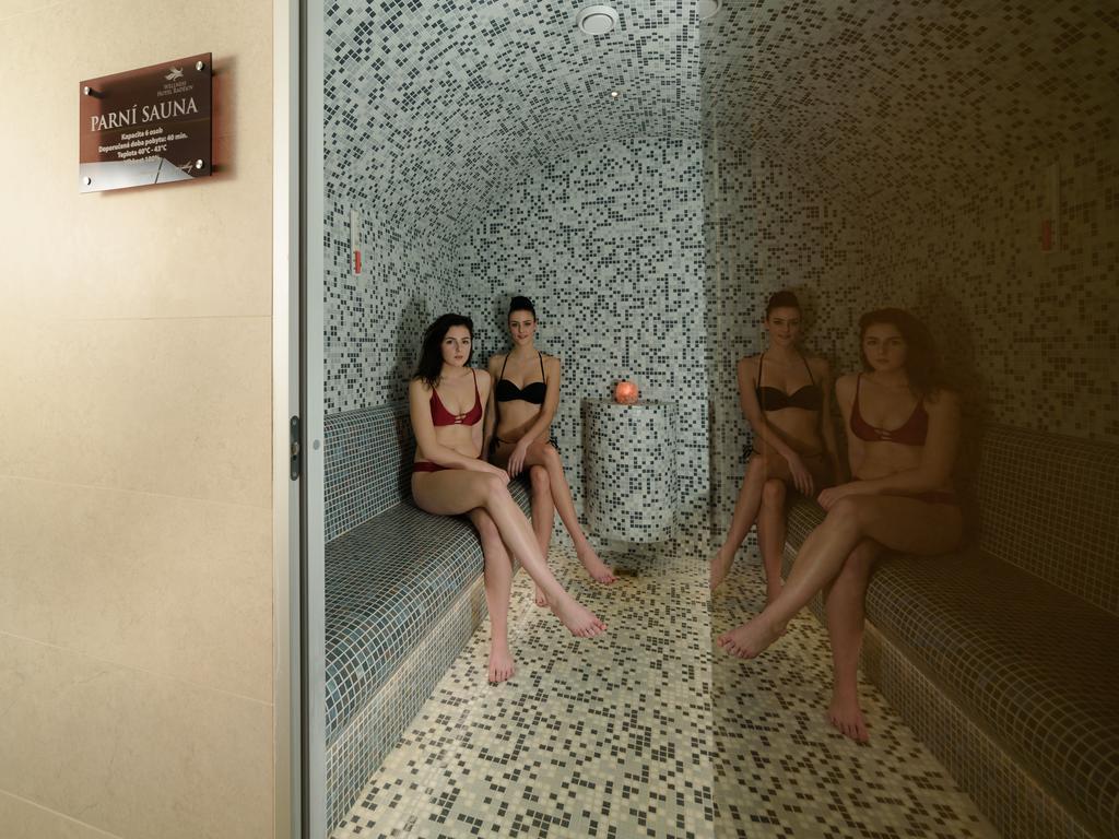 Hotel Radejov Knezdub エクステリア 写真